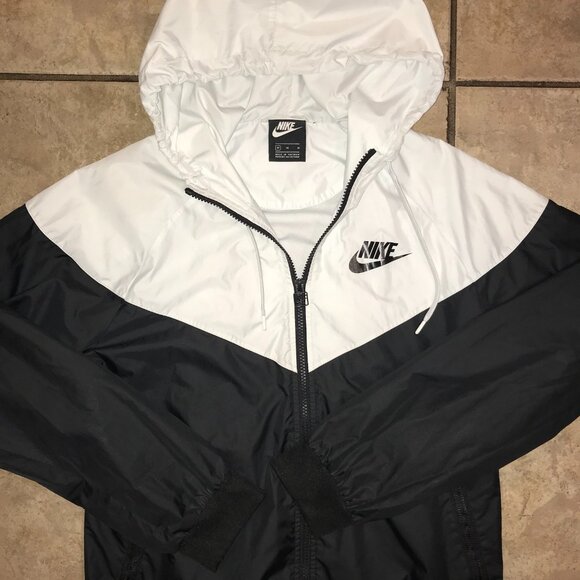 Women's Nike Sportswear Windrunner Windbreaker Jacket-Size M (CN6910 - Picture 1 of 11